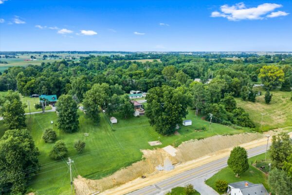 44-215 Spring Grove Blvd Morganfield KY 42437-44 BEAUTIFUL HOME WITH OUTDOOR OASIS