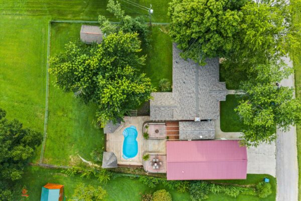 46-215 Spring Grove Blvd Morganfield KY 42437-46 BEAUTIFUL HOME WITH OUTDOOR OASIS