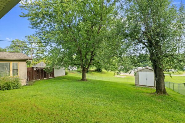 48-215 Spring Grove Blvd Morganfield KY 42437-48 BEAUTIFUL HOME WITH OUTDOOR OASIS