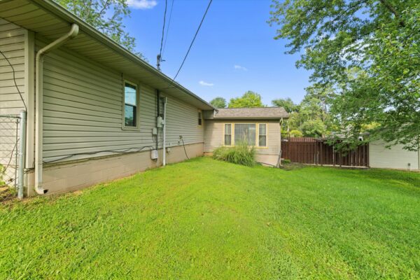 49-215 Spring Grove Blvd Morganfield KY 42437-49 BEAUTIFUL HOME WITH OUTDOOR OASIS