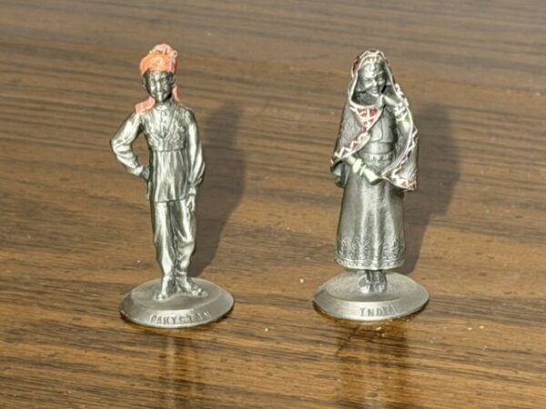 LARGE COLLECTION OF ANTIQUES, GLASSWARE & COLLECTIBLES