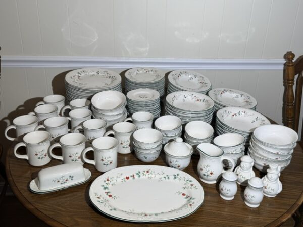 LARGE COLLECTION OF ANTIQUES, GLASSWARE & COLLECTIBLES