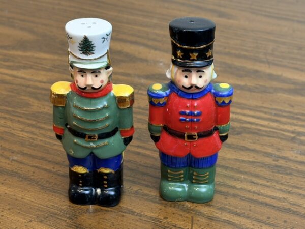 LARGE COLLECTION OF ANTIQUES, GLASSWARE & COLLECTIBLES