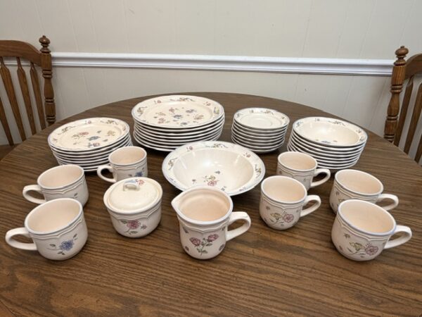 LARGE COLLECTION OF ANTIQUES, GLASSWARE & COLLECTIBLES