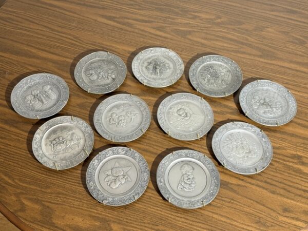 LARGE COLLECTION OF ANTIQUES, GLASSWARE & COLLECTIBLES