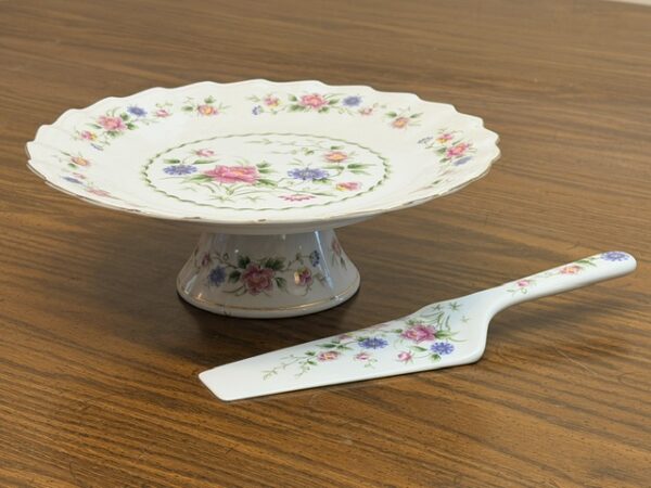 LARGE COLLECTION OF ANTIQUES, GLASSWARE & COLLECTIBLES