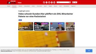 
                            11. Hier pfeffert ein DHL-Mitarbeiter Pakete vor eine Packstation - Video ...