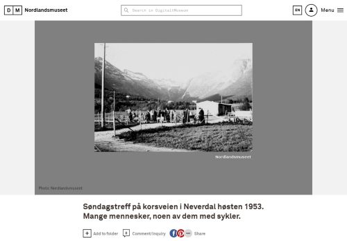 
                            13. Søndagstreff på korsveien i Neverdal høsten 1953. Mange ...