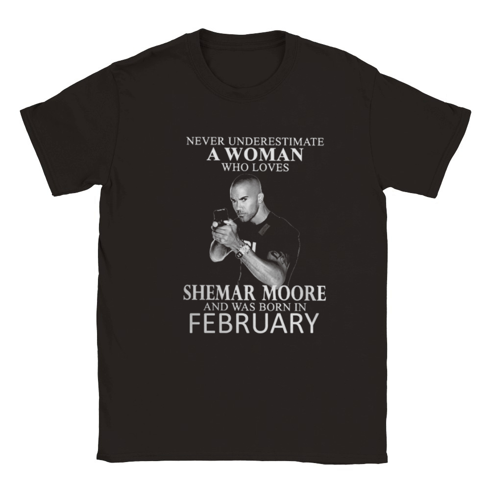 Never Underestimate A Woman Who Loves SHEMAR MOORE And Born In FEBRUARY Classic Kids Crewneck T-shirt