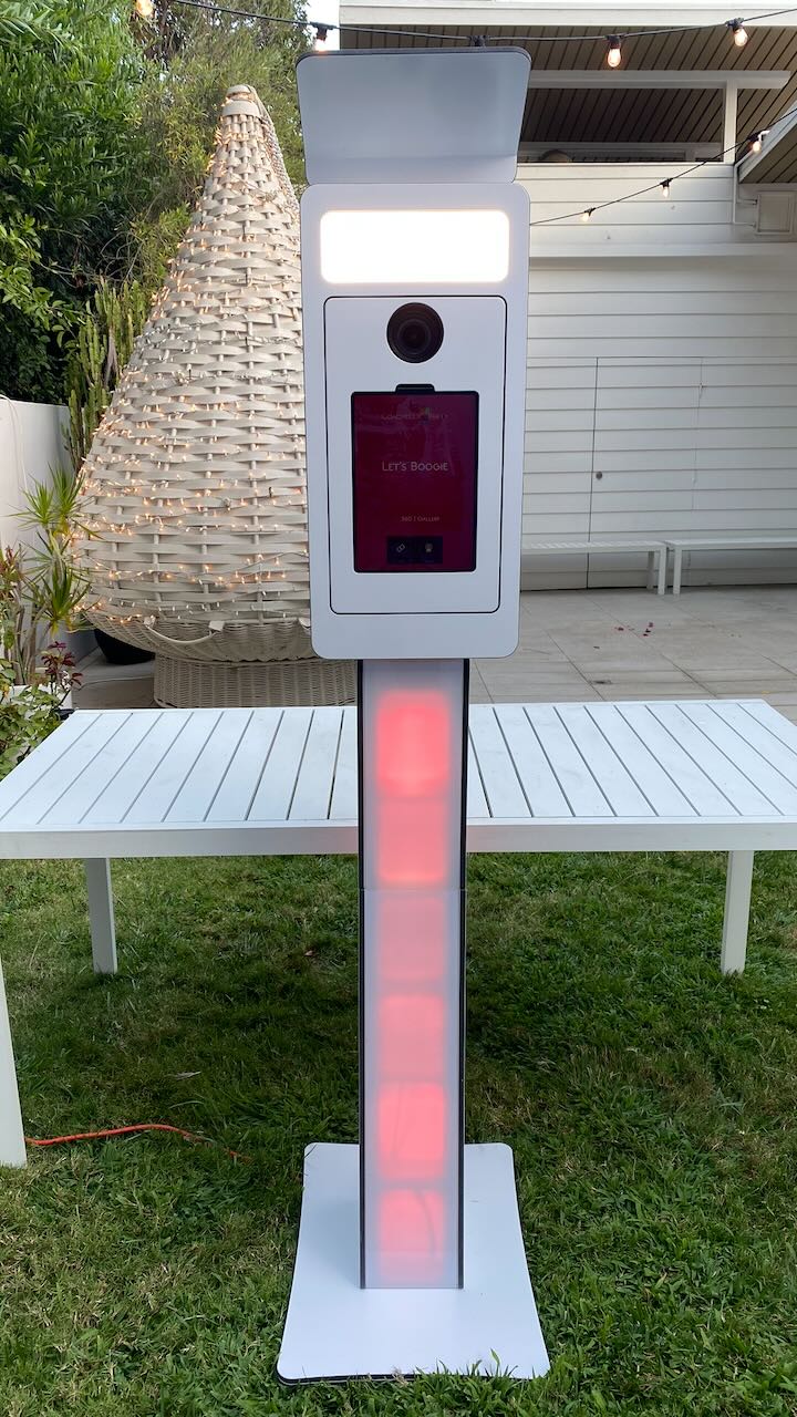 Curve Pro open-air photo booth