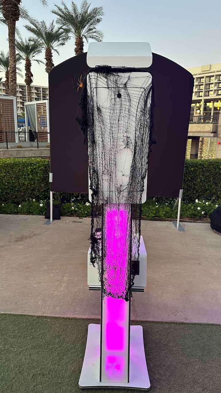 Curve Pro open-air photo booth