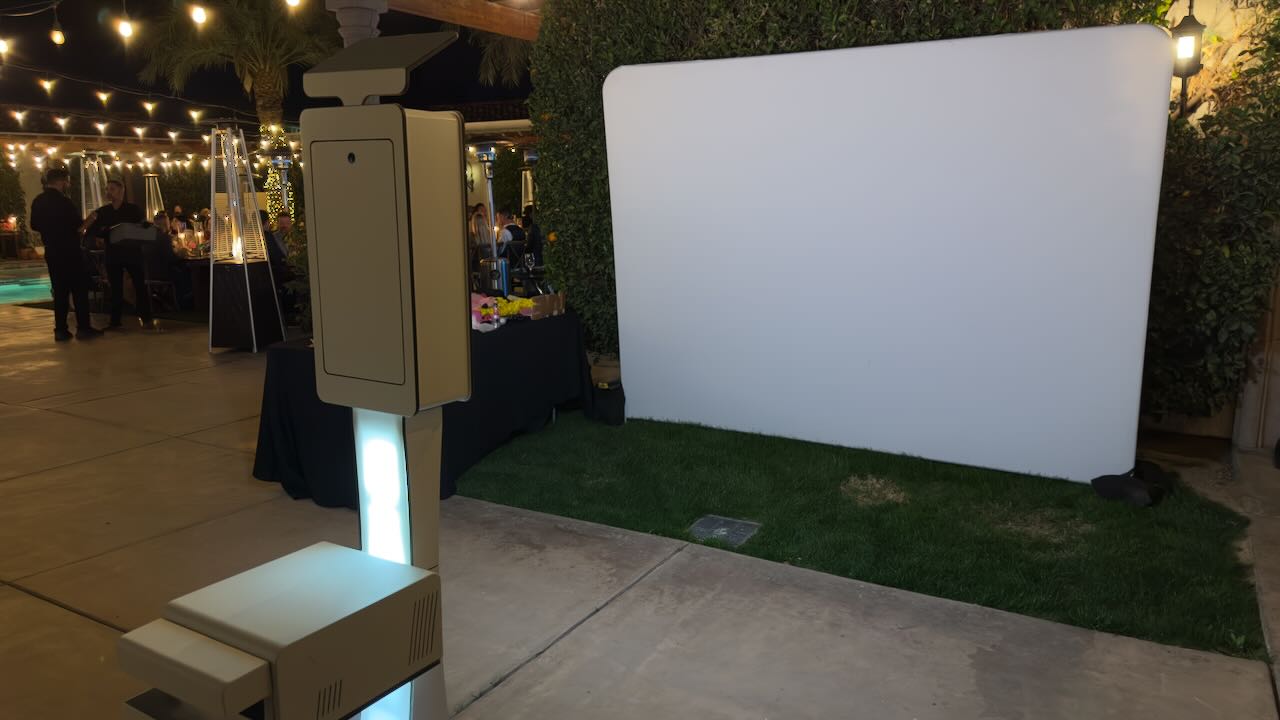 Curve Pro open-air photo booth