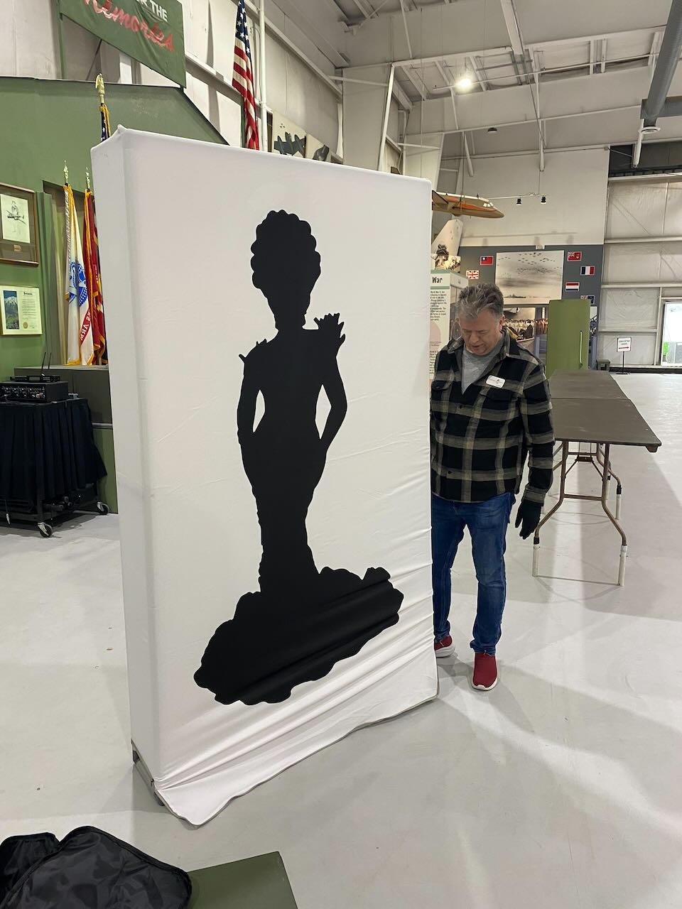 Bobblehead silhouette backdrop setup