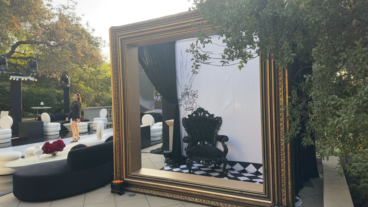 Giant gold frame throne setup