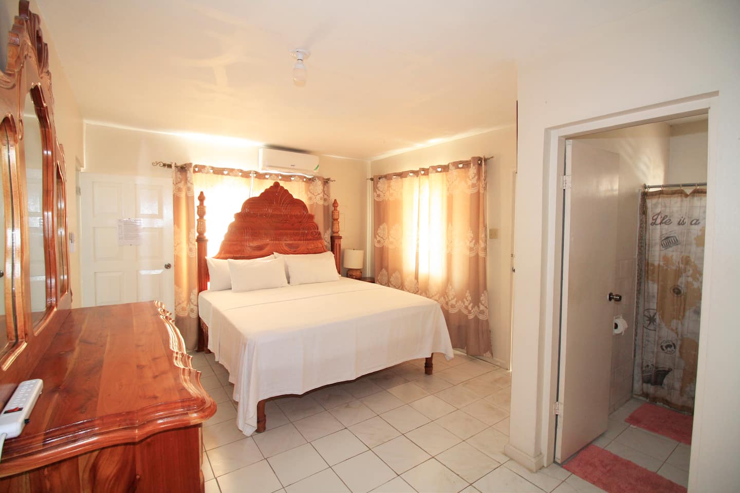 Monthly King Suite Stay With Kitchen, AC & Balcony