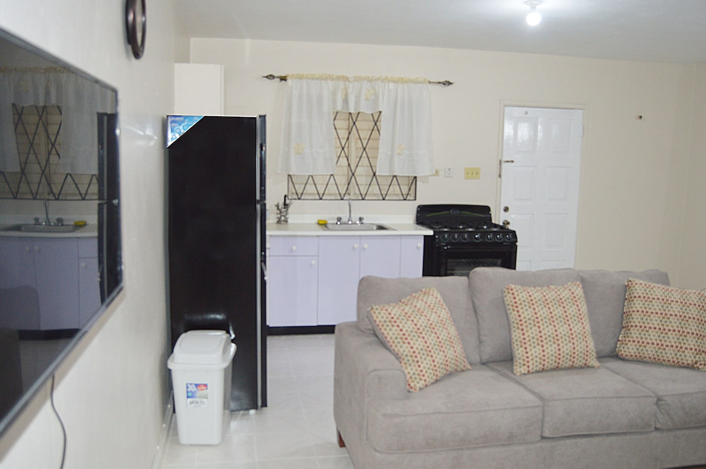 Monthly King Suite Stay With Kitchen, AC & Balcony photo 6