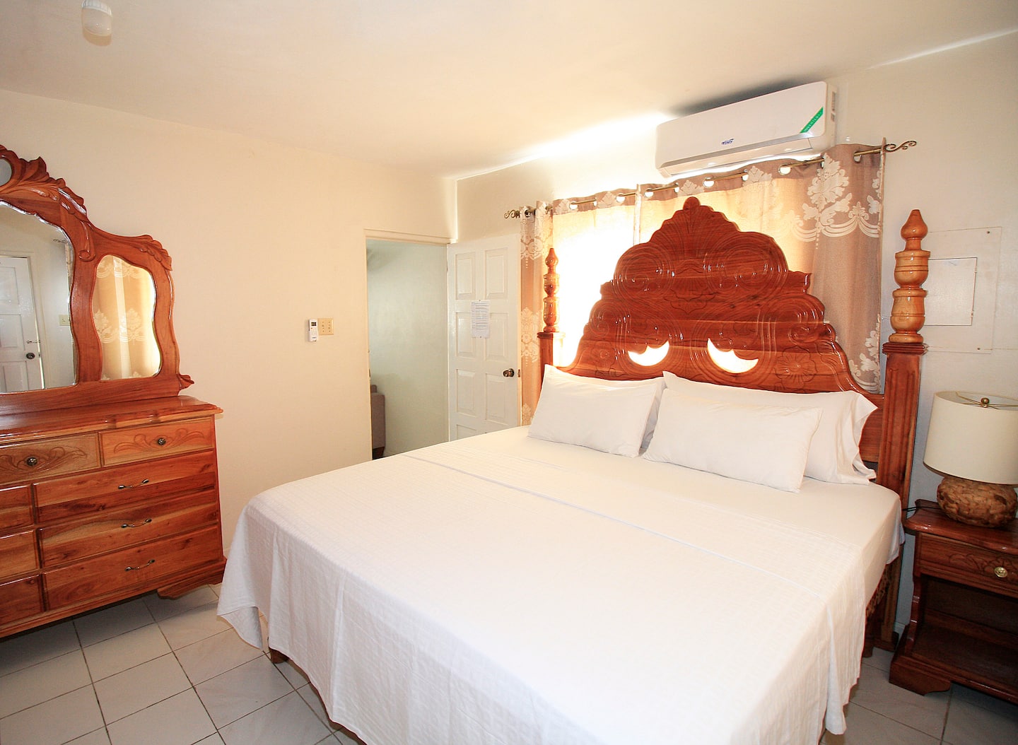 Monthly King Suite Stay With Kitchen, AC & Balcony photo 9