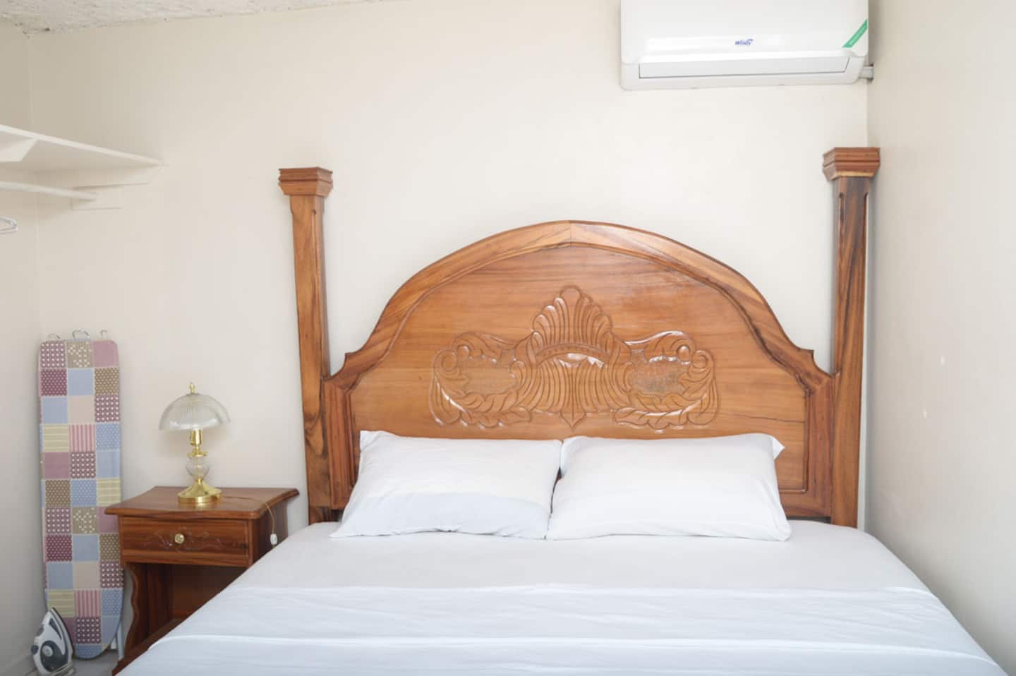 Beautiful King Suite with kitchenet, AC & fridge