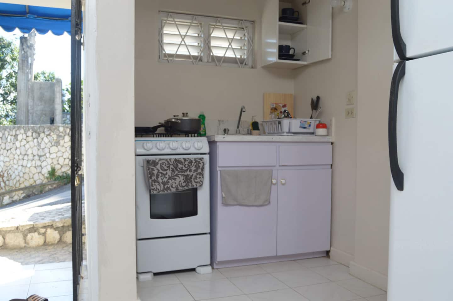Beautiful King Suite with kitchenet, AC & fridge photo 2