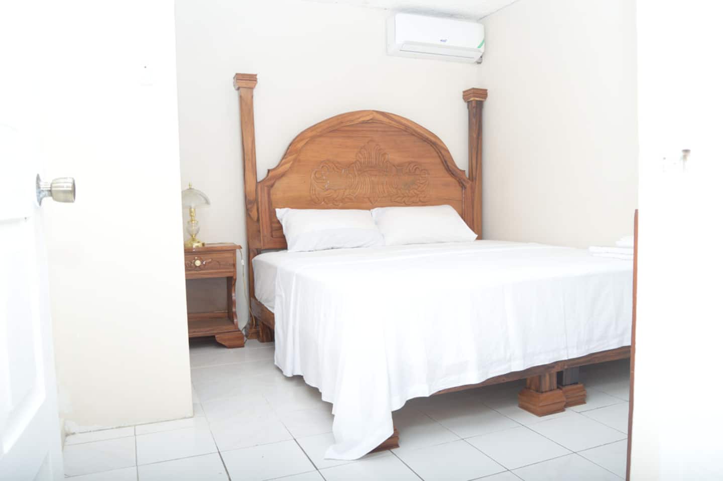 Beautiful King Suite with kitchenet, AC & fridge photo 3