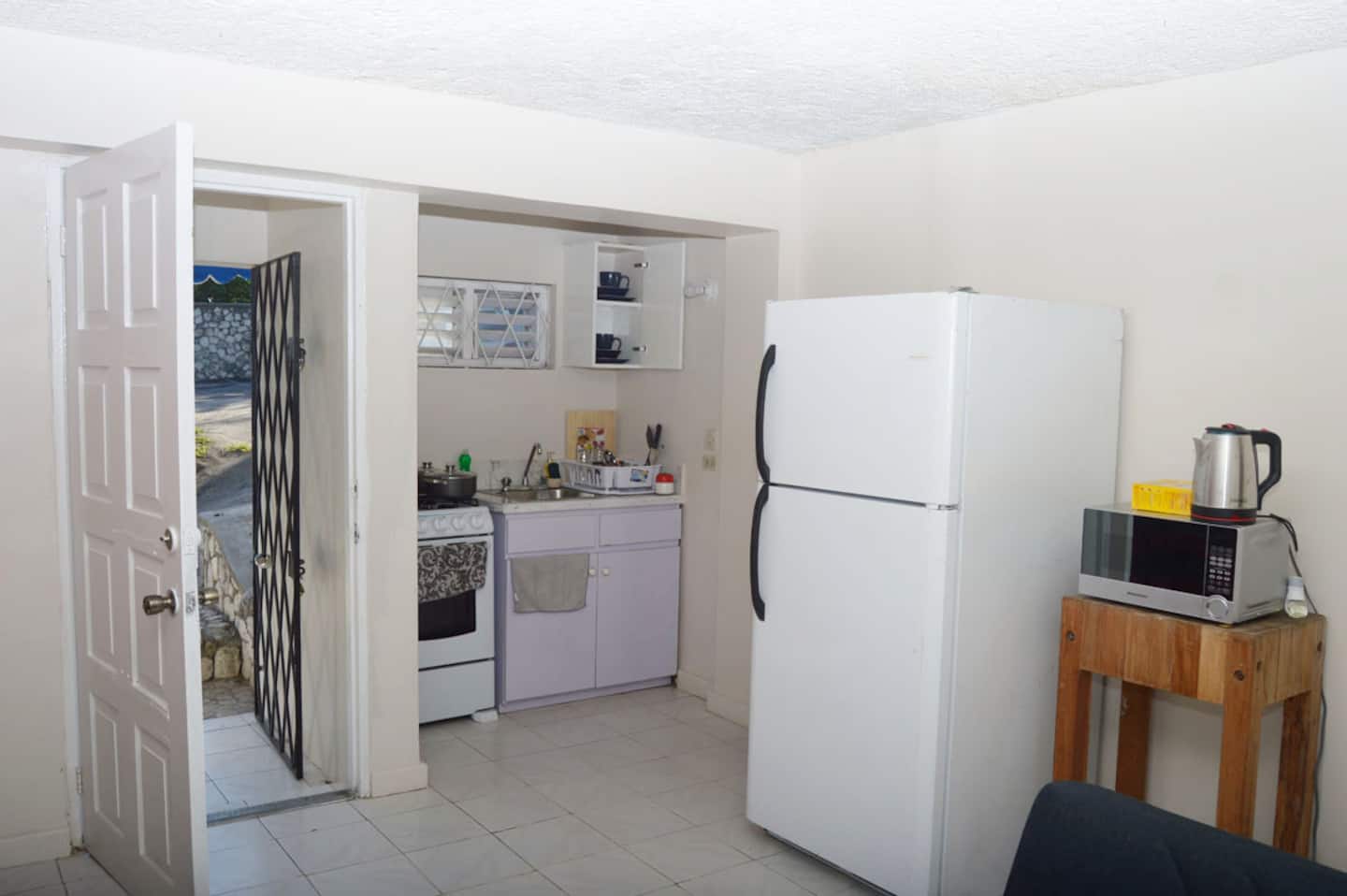 Beautiful King Suite with kitchenet, AC & fridge photo 4