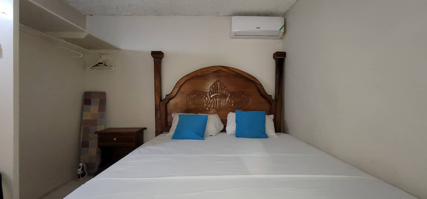 Beautiful King Suite with kitchenet, AC & fridge photo 7