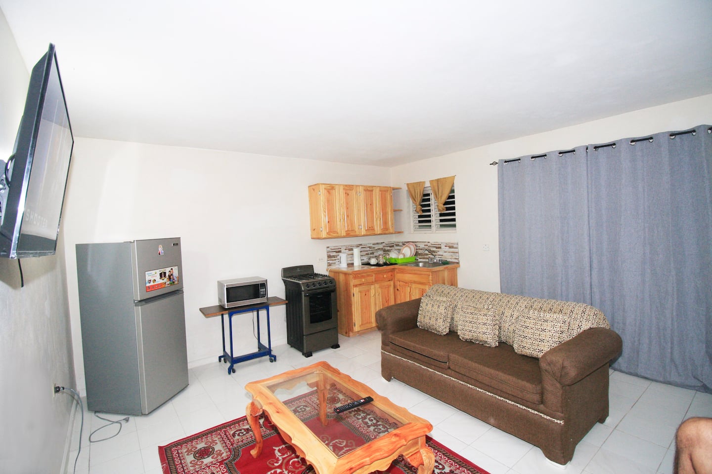 Delightful King Bd with Fridge, Stove, 2 TVs & AC photo 8