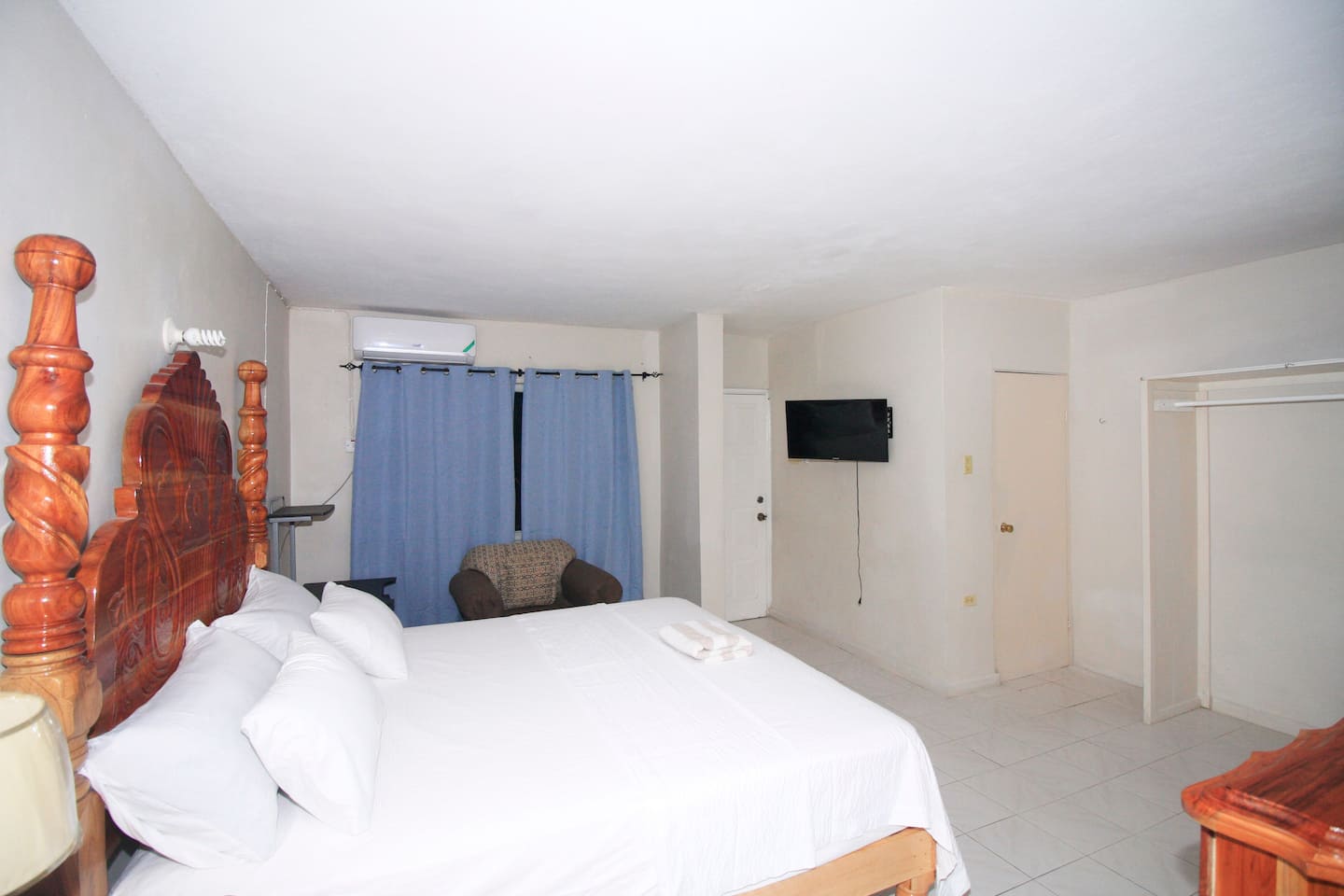 Delightful King Bd with Fridge, Stove, 2 TVs & AC photo 10