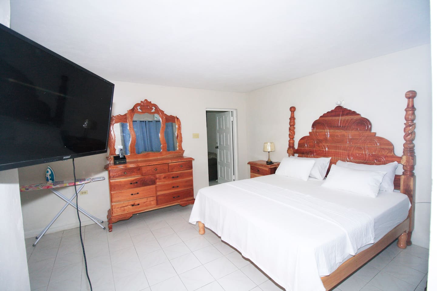 Delightful King Bd with Fridge, Stove, 2 TVs & AC