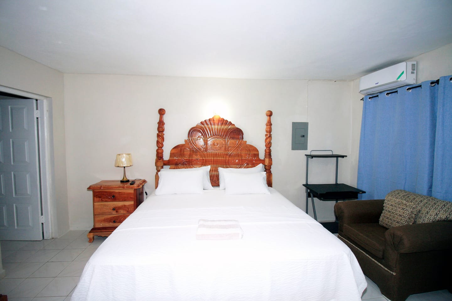 Delightful King Bd with Fridge, Stove, 2 TVs & AC photo 2