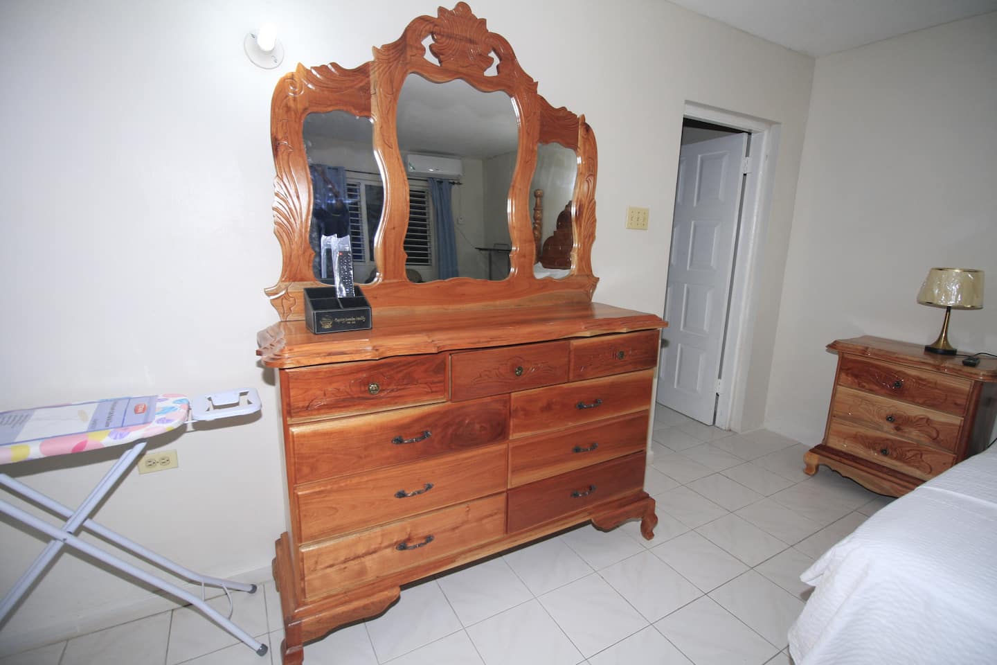 Delightful King Bd with Fridge, Stove, 2 TVs & AC photo 4