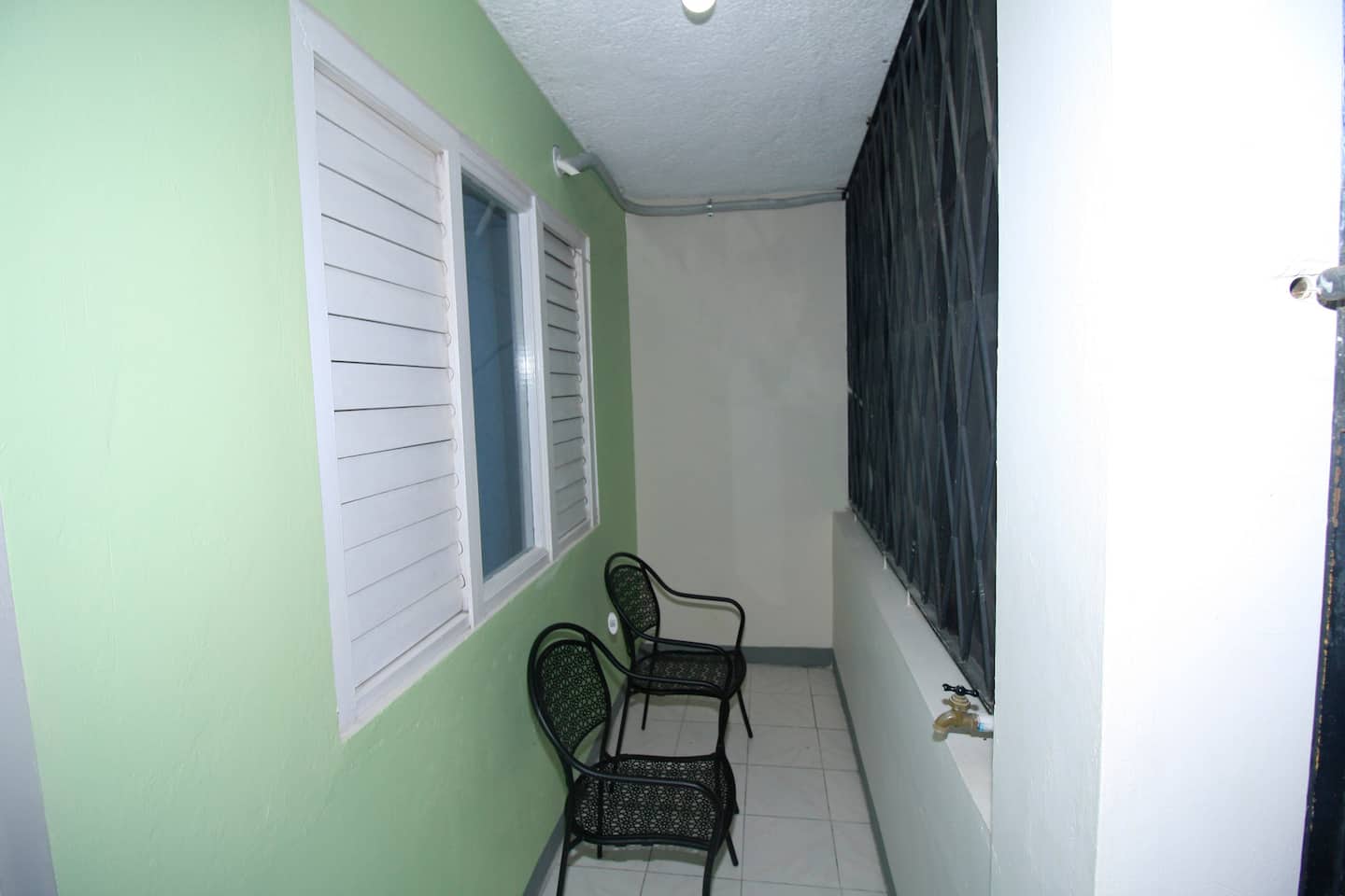 Delightful King Bd with Fridge, Stove, 2 TVs & AC photo 6