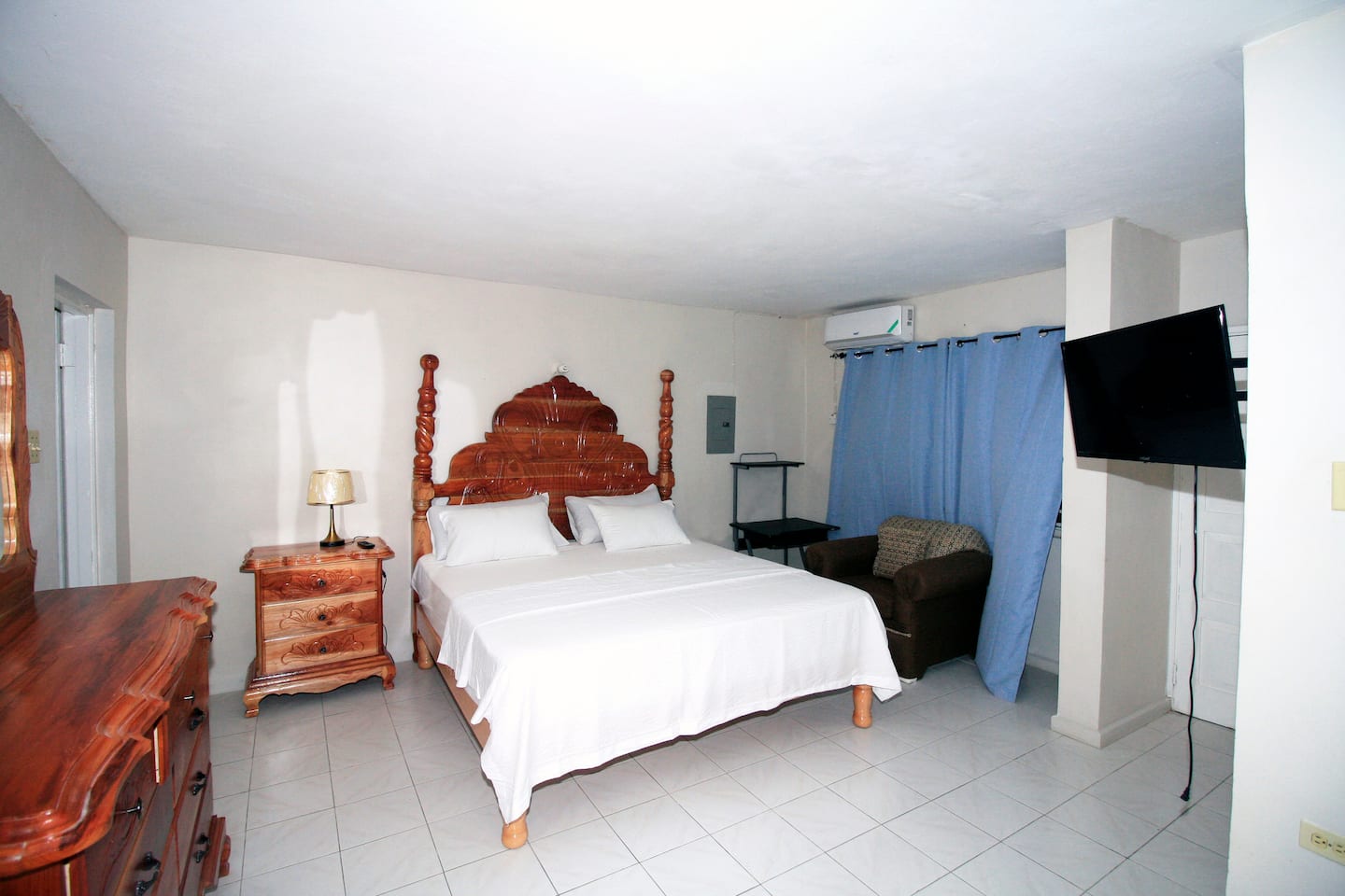 Delightful King Bd with Fridge, Stove, 2 TVs & AC photo 7