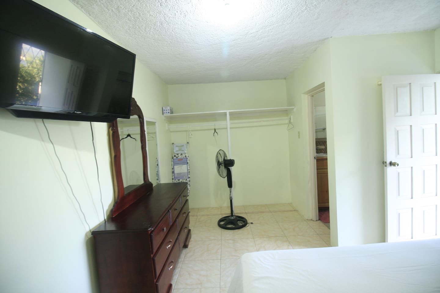 King & Full 2Bdr with Fridge Stove, 2 TVS & AC photo 4