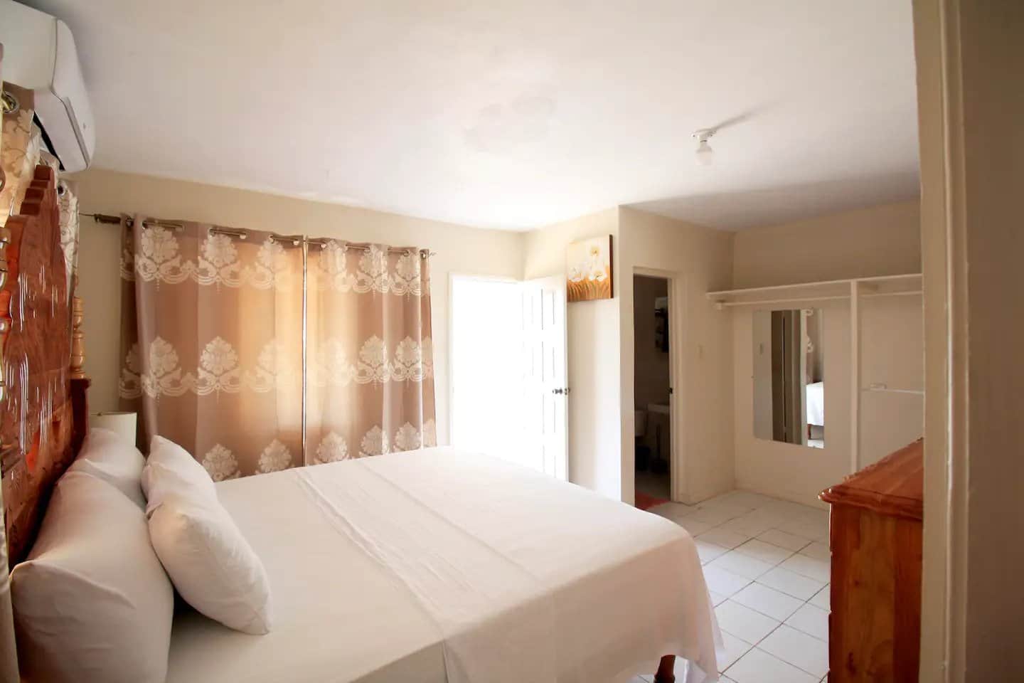 Monthly King With 2TVs, AC, Full Kitchen & Patio