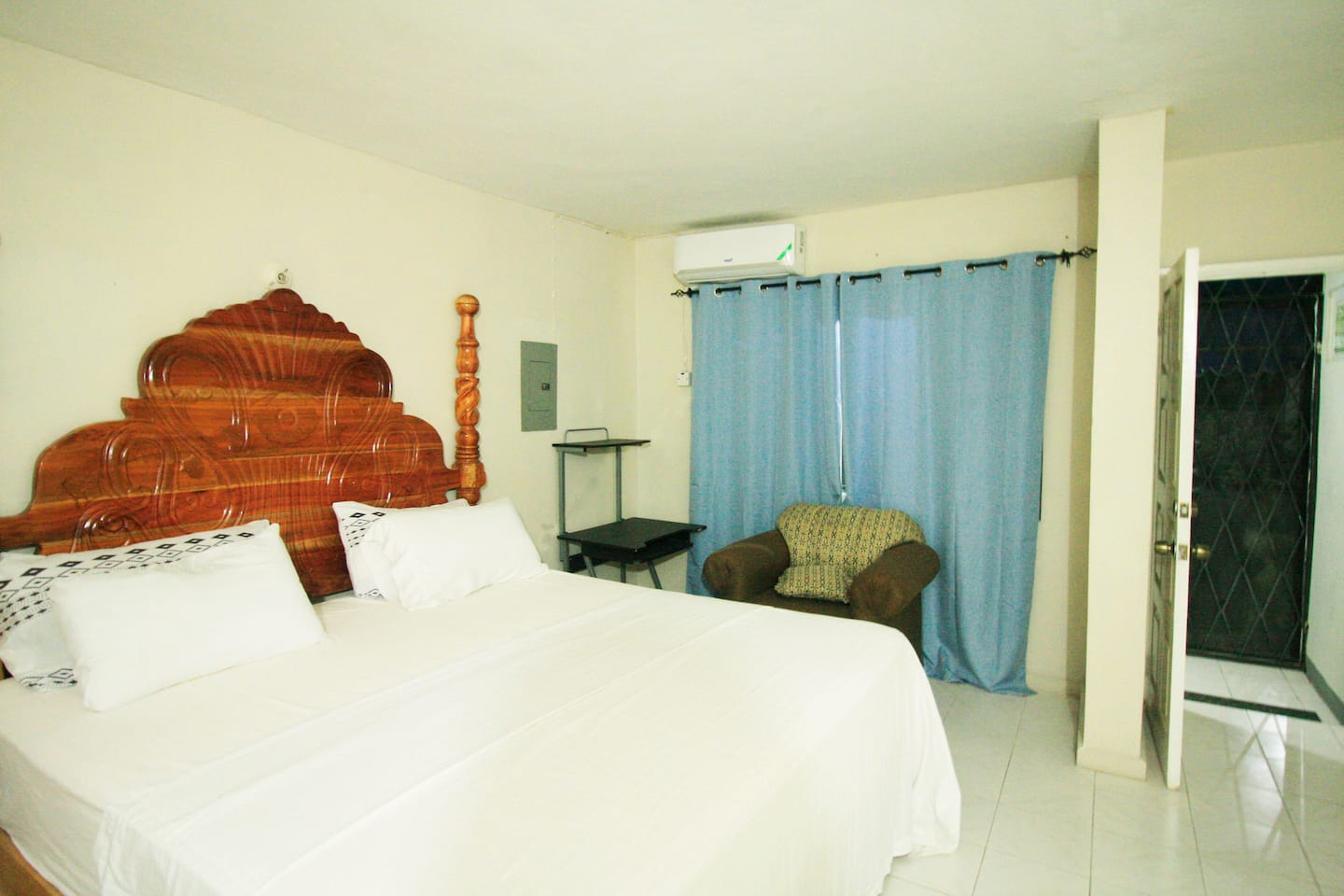 Monthly King With 2TVs, AC, Full Kitchen & Patio photo 4