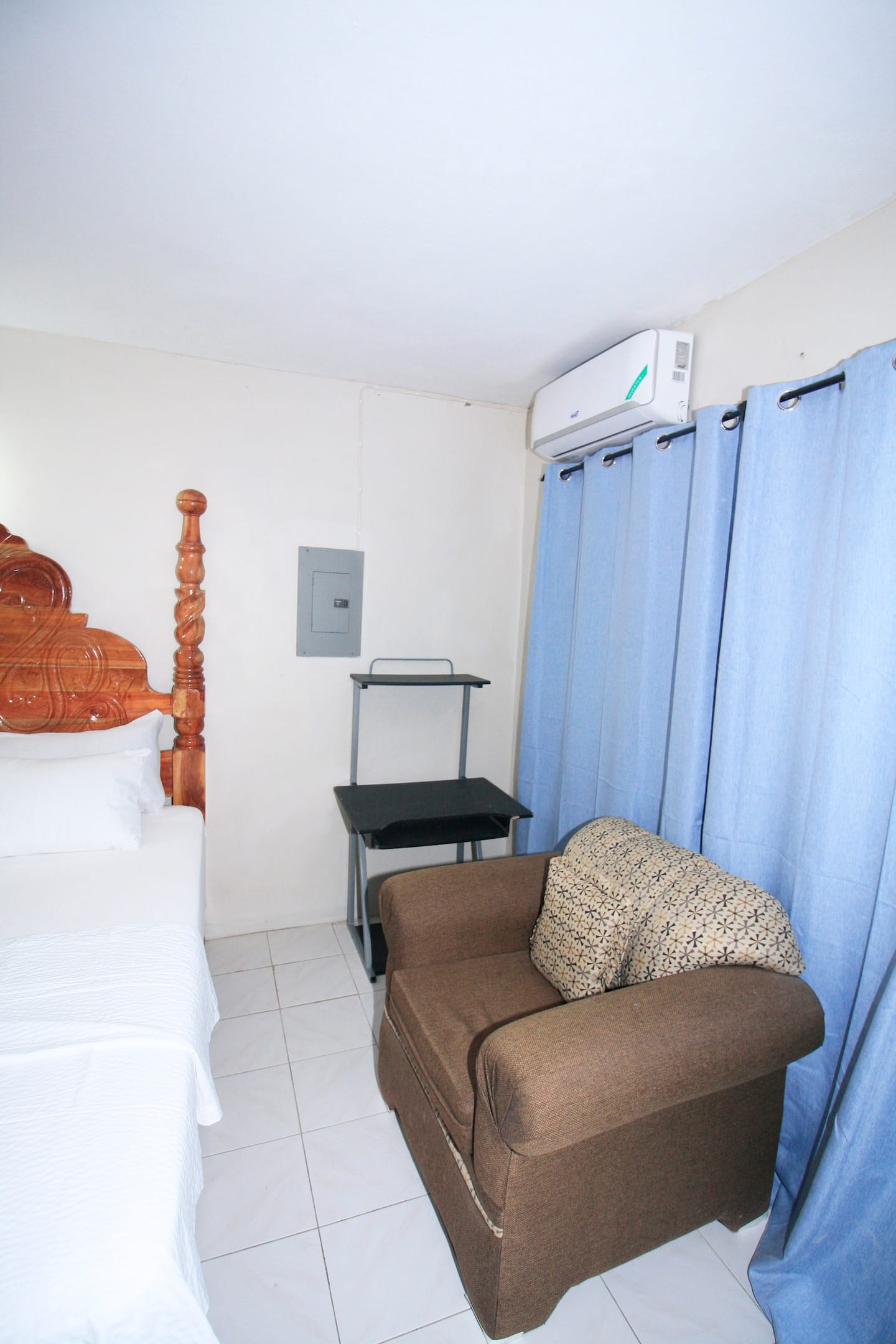 Monthly King With 2TVs, AC, Full Kitchen & Patio photo 5