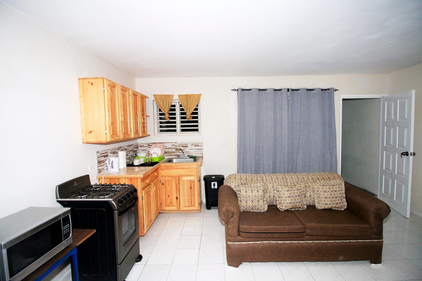 Monthly King With 2TVs, AC, Full Kitchen & Patio photo 8