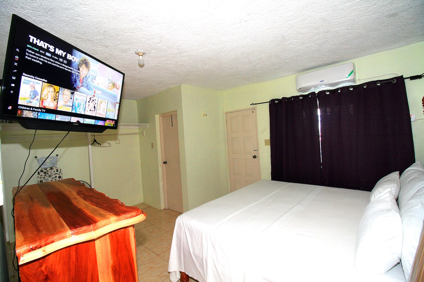 Private room in Apartment Near Airport & Hip Strip photo 3