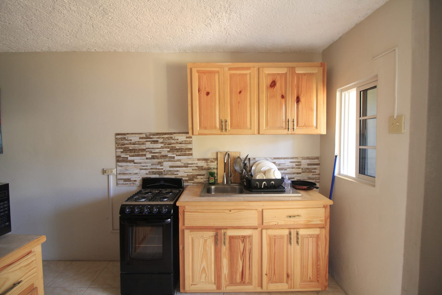 1bdr With Kitchen AC, Hot Water photo 5