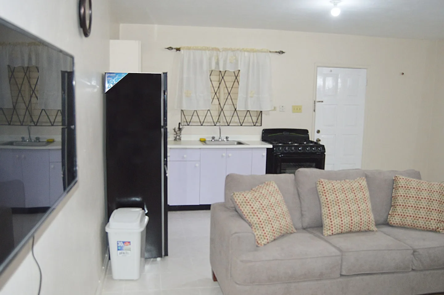 Monthly King Suite Stay With Kitchen, AC & Balcony photo 6