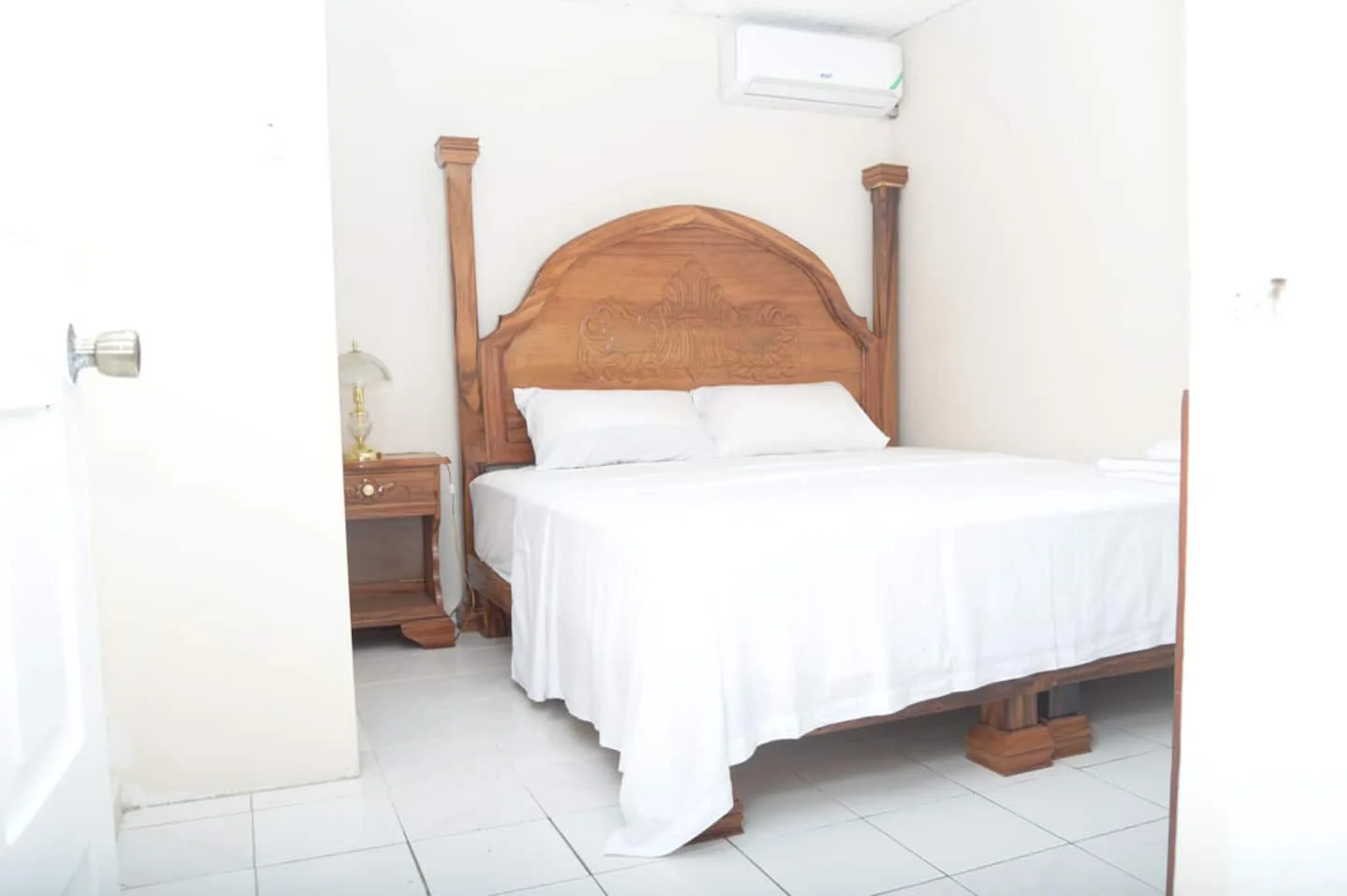 Beautiful King Suite with kitchenet, AC & fridge photo 3