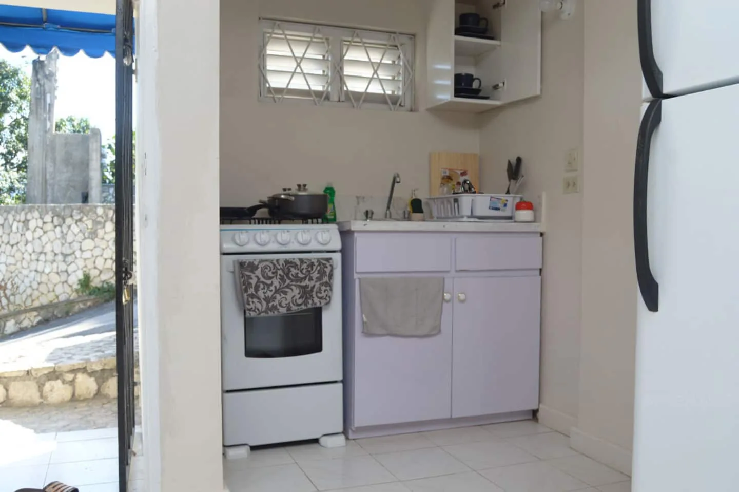 Beautiful King Suite with kitchenet, AC & fridge photo 2