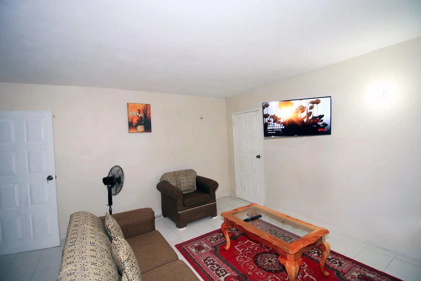 Delightful King Bd with Fridge, Stove, 2 TVs & AC photo 3