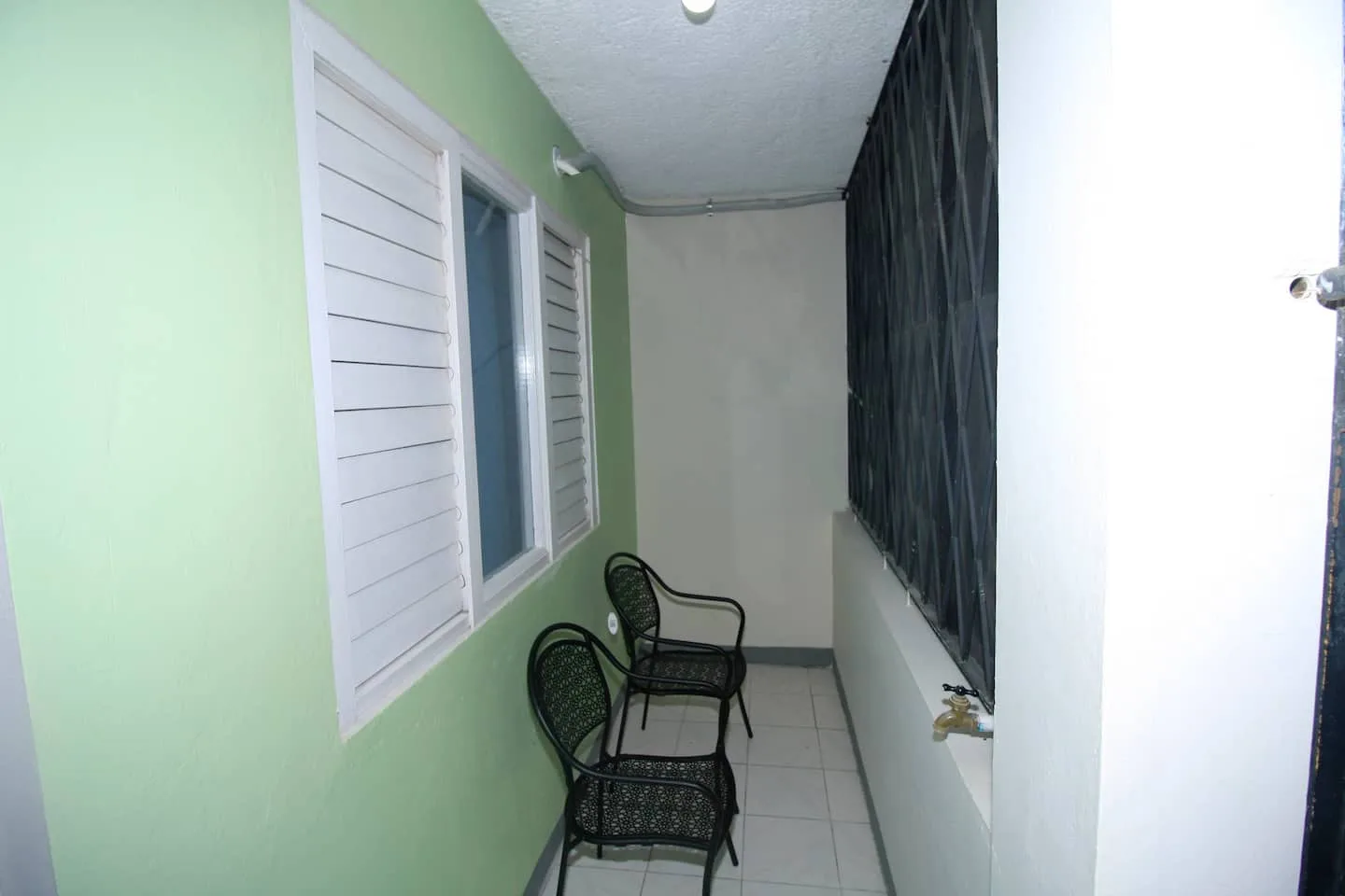 Delightful King Bd with Fridge, Stove, 2 TVs & AC photo 6
