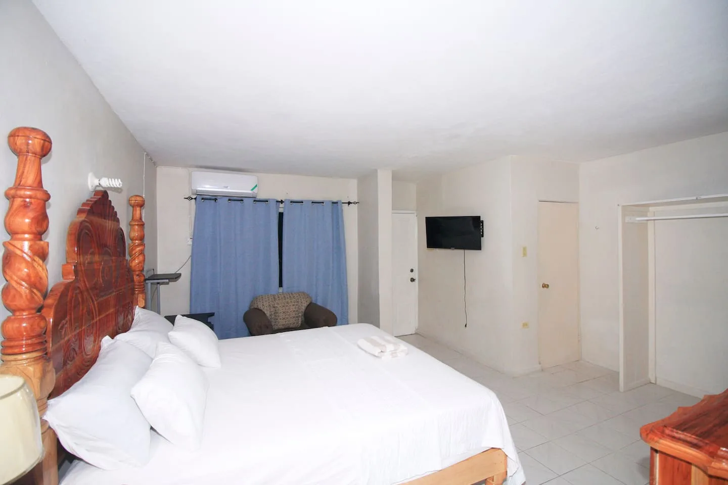 Delightful King Bd with Fridge, Stove, 2 TVs & AC photo 10