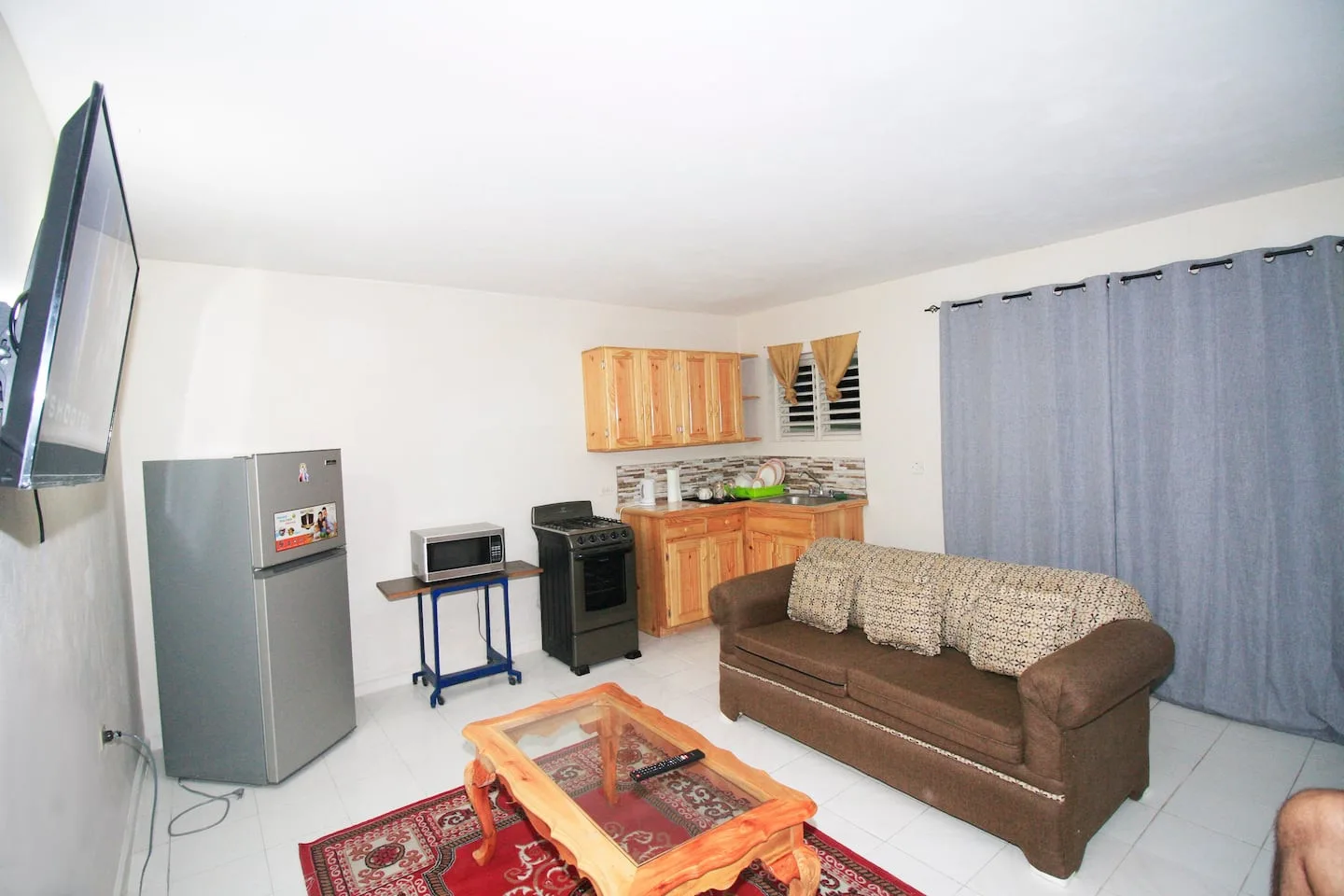 Delightful King Bd with Fridge, Stove, 2 TVs & AC photo 8