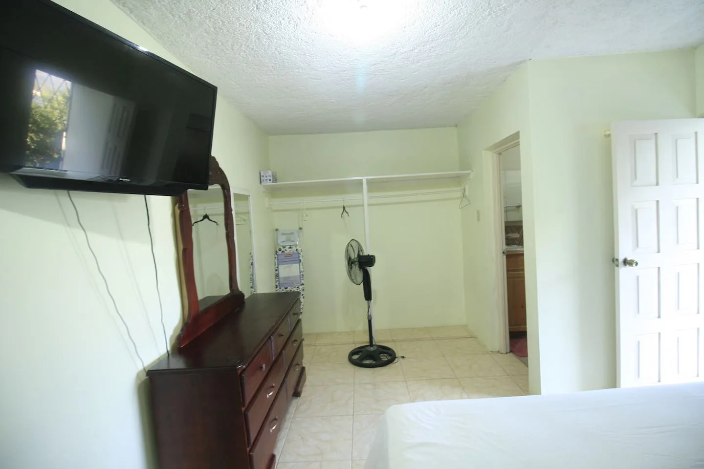 King & Full 2Bdr with Fridge Stove, 2 TVS & AC photo 4