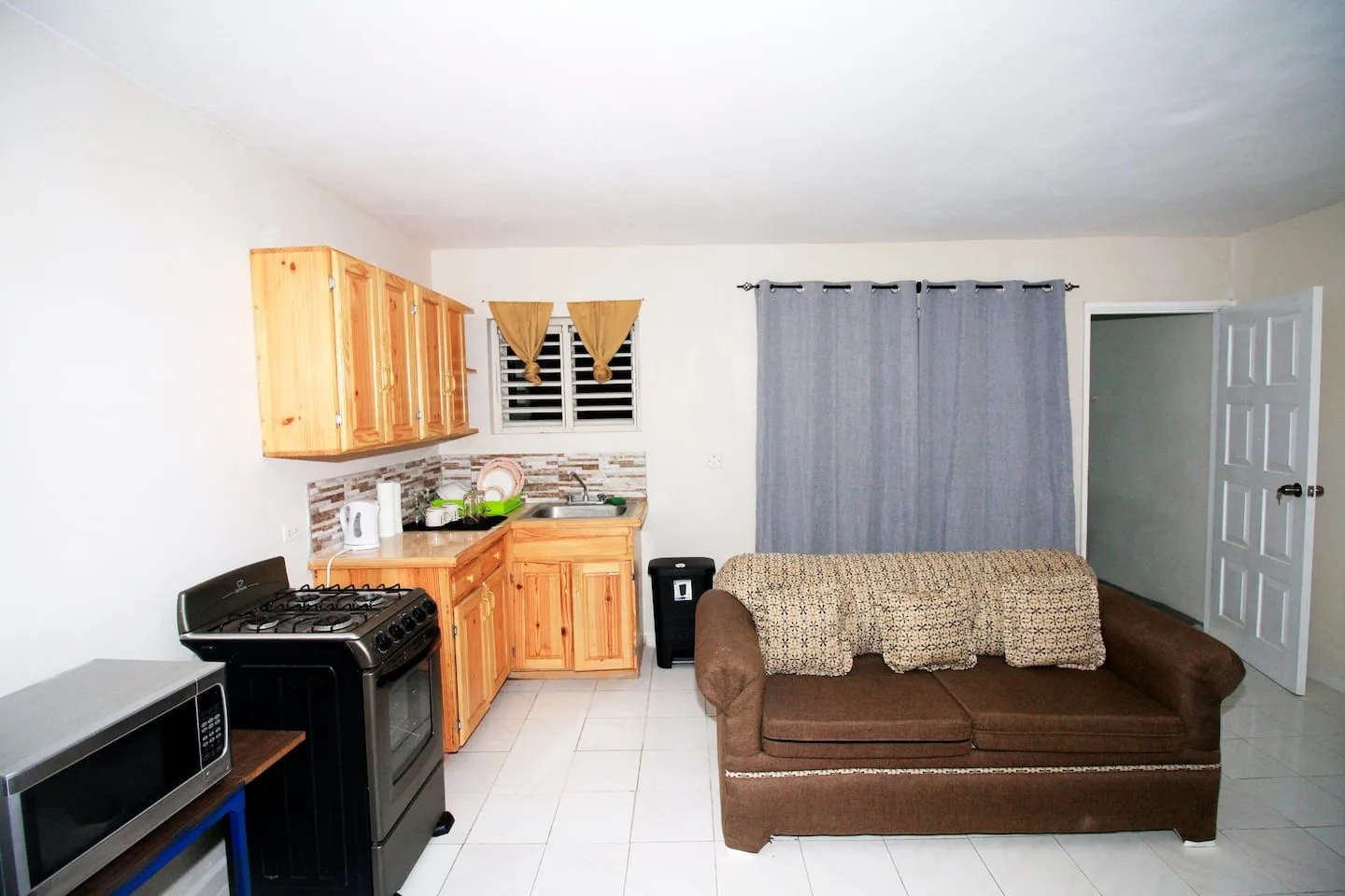 Monthly King With 2TVs, AC, Full Kitchen & Patio photo 8