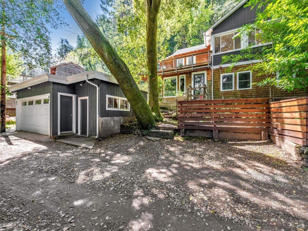 MLS #325032196 img 0